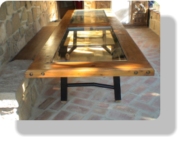 MESA CONSTRUIDA CON HIERRO, MADERA Y CRISTAL